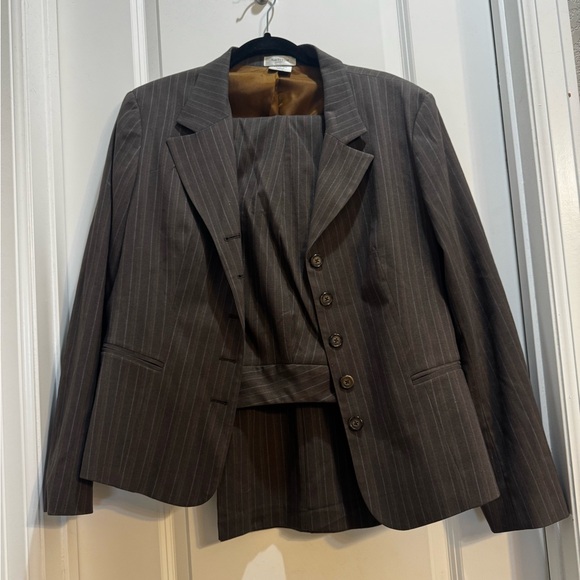 Van Heusen Brown Stripe (2pc) Suit Lined Jacket/pants XL Armpit To Armpit 23” - Picture 3 of 9